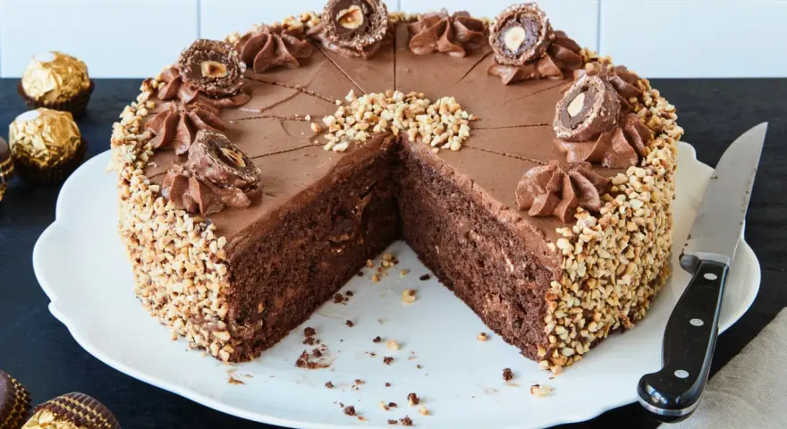 Schokoladentorte mit gehackten Nüssen und Ferrero Rocher Kugeln, eine köstliche Rocher Torte.