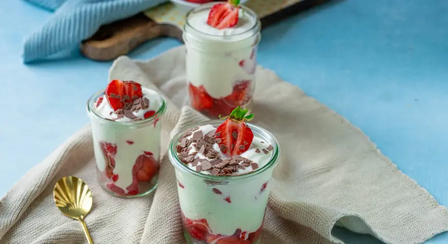 Leckere Quarkspeise mit frischen Erdbeeren und Schokostreuseln in Gläsern, ein einfaches Rezept für den Sommer.