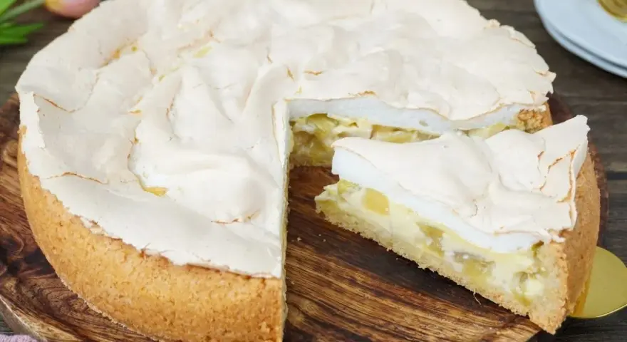 Ein köstlicher Rhabarberkuchen mit Baiser, dessen fluffige Haube perfekt zur fruchtigen Füllung passt.