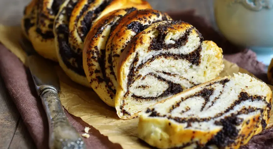 Ein köstlicher Mohnzopf, frisch gebacken. Dieses Mohnzopf Rezept ist ein Genuss für jeden Kaffeetisch.