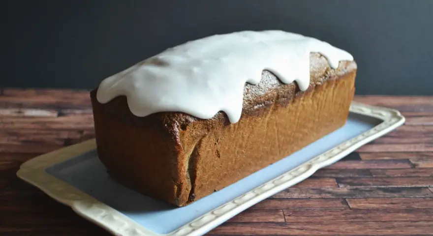Ein saftiger Mohnkuchen mit Zuckerguss, perfekt für Ihr nächstes Mohnkuchen Rezept.