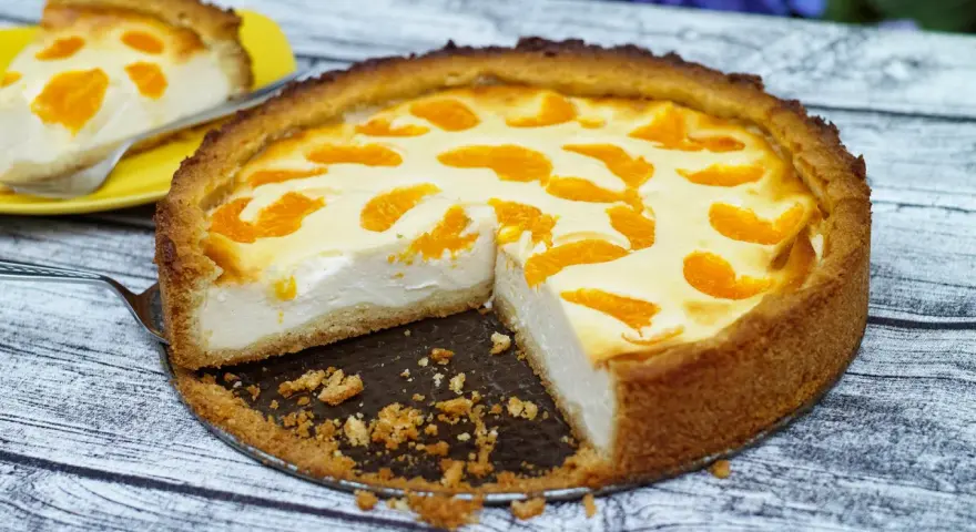 Ein saftiger faule weiber kuchen mit Mandarinenstücken und cremiger Füllung, bereit zum Genießen.
