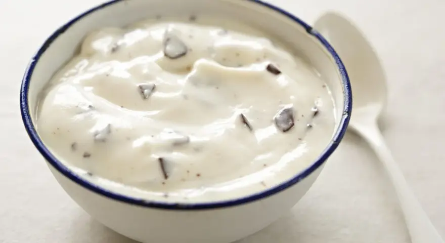 Cremige Herrencreme mit Schokostückchen, wie nach Omas Rezept. Ein Löffel daneben wartet schon.