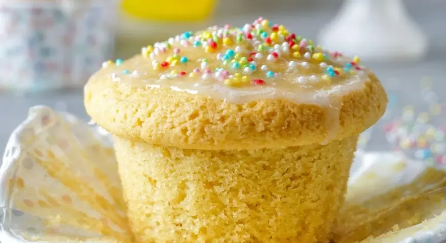 Ein Fanta Muffin mit Zuckerguss und bunten Streuseln, bereit zum Genießen.
