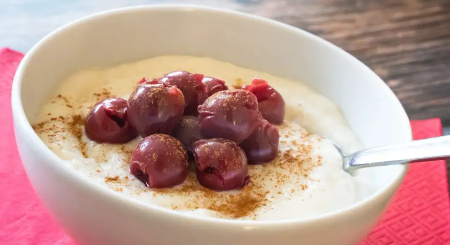 Cremiger Grießbrei mit Kirschen und Zimt, ein einfaches Grießbrei Rezept für jeden Tag.