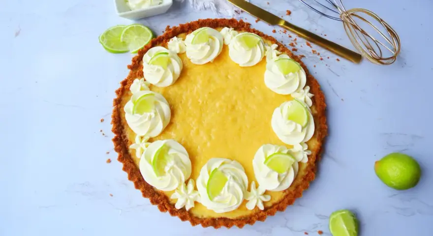 Ein köstlicher Key Lime Pie, verziert mit Sahnetuffs und Limettenscheiben.