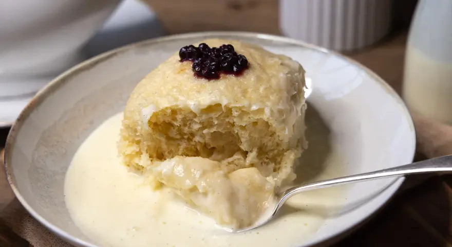 Ein fluffiger Dampfnudel-Kloß mit Blaubeeren und Vanillesauce. Ein köstliches Rezept für Dampfnudeln.