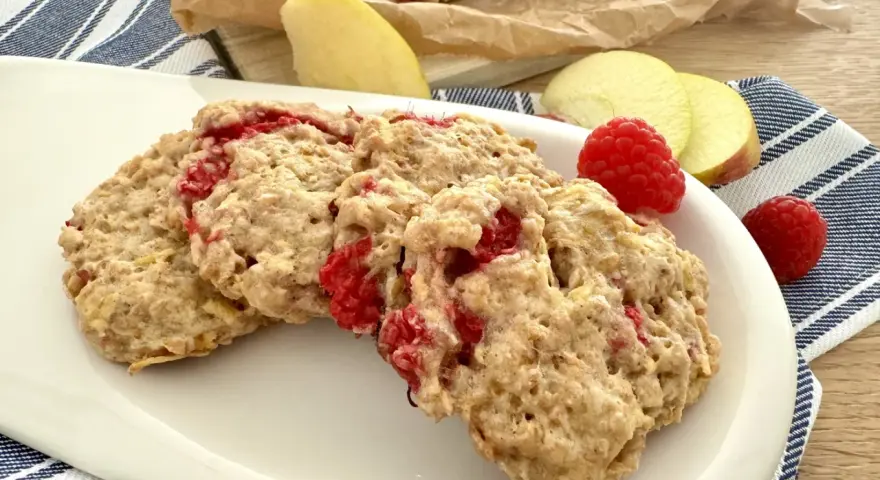 Saftige Kekse ohne Zucker mit Himbeeren und Apfelstücken, perfekt für einen gesunden Snack.