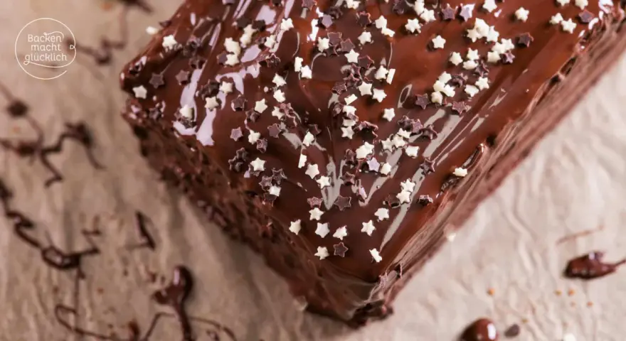 Schokoladen-Geburtstagskuchen-Rezept mit Sternen-Streuseln. Ein saftiger Schokokuchen, der jedem Geburtstagskind ein Lächeln ins Gesicht zaubert.