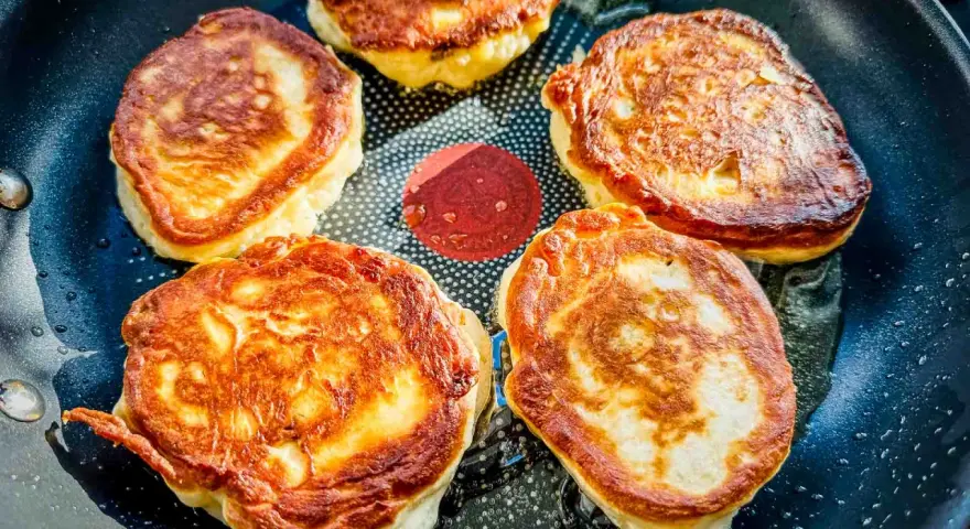 Fünf goldbraune Struwen brutzeln in der Pfanne. Dieses Struwen Rezept gelingt immer!