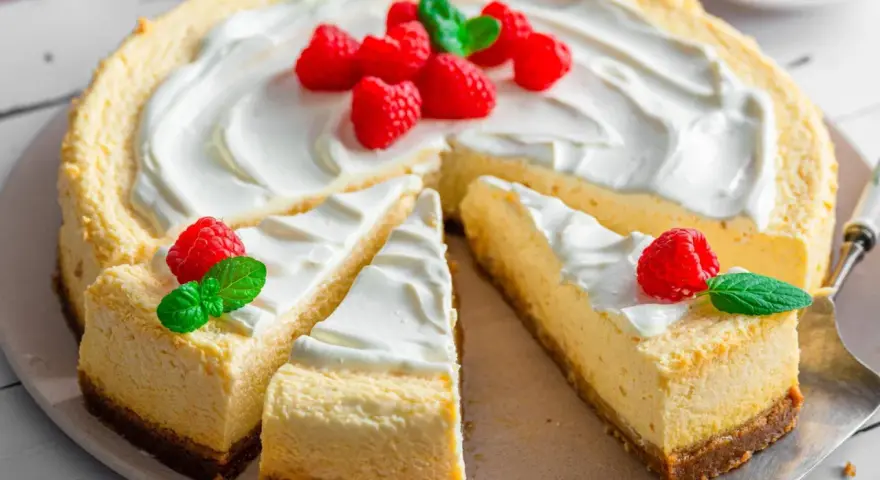 Ein köstliches Cheesecake-Rezept mit frischen Himbeeren und Minze. Cremig, saftig und perfekt für jeden Anlass.