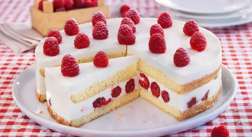 Himbeer Joghurt Torte mit frischen Himbeeren und cremigem Joghurt. Ein Genuss für jeden Anlass.