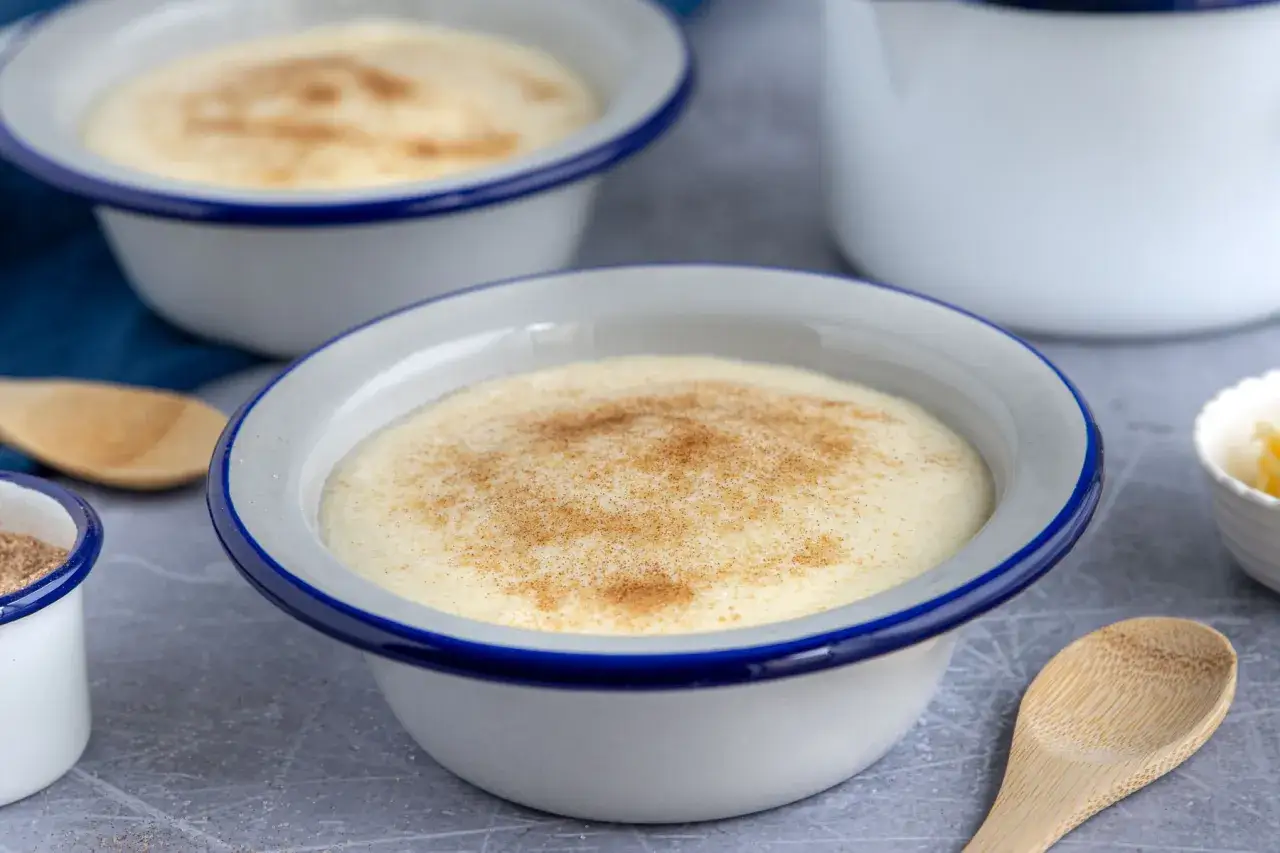 Cremiger Grießbrei, perfekt für ein schnelles Grießbrei Rezept. Mit Zimt bestreut und bereit zum Genießen.