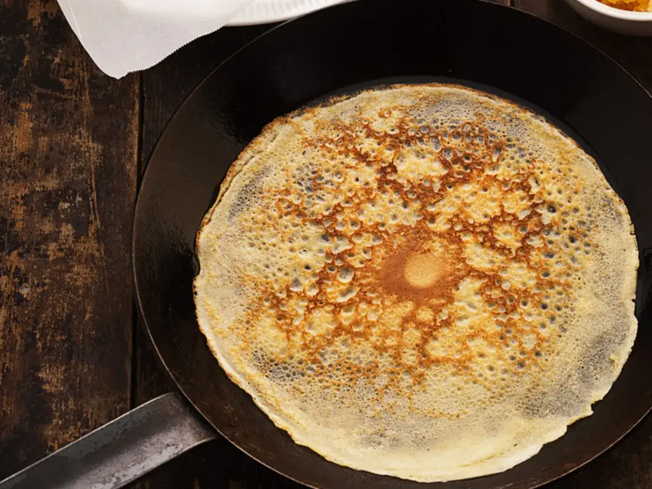 Ein goldbrauner Pfannkuchen bäckt in einer Pfanne. Dieses Pfannkuchen Rezept gelingt immer!