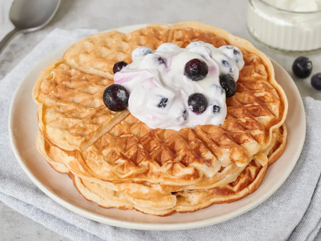 Goldbraune Skyr Waffeln mit Blaubeeren und cremigem Skyr-Topping, ein k&ouml;stlicher Start in den Tag.