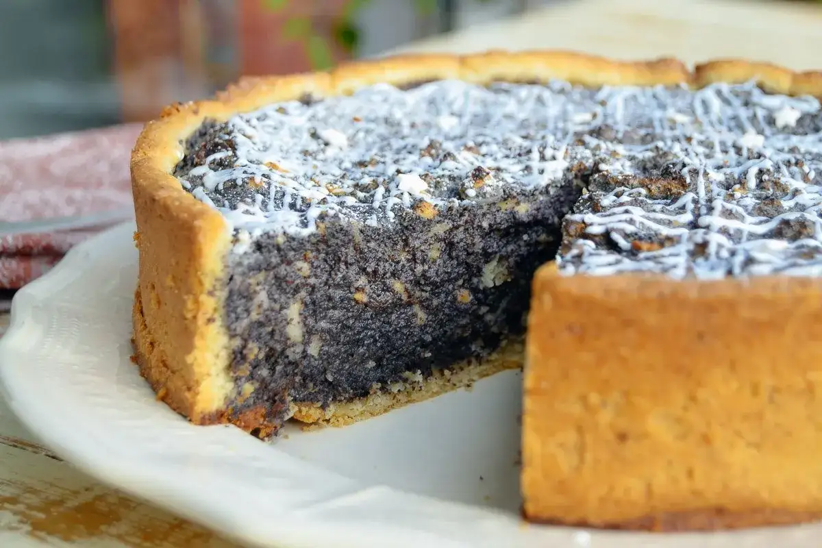 Saftiger Mohnkuchen mit Zuckerguss, ein k&ouml;stliches Rezept f&uuml;r jeden Anlass.