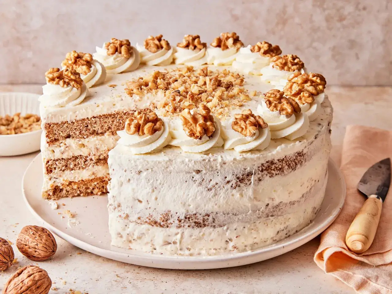 Saftige Nusstorte mit Waln&uuml;ssen und Buttercreme, ein k&ouml;stliches Rezept f&uuml;r jeden Anlass.