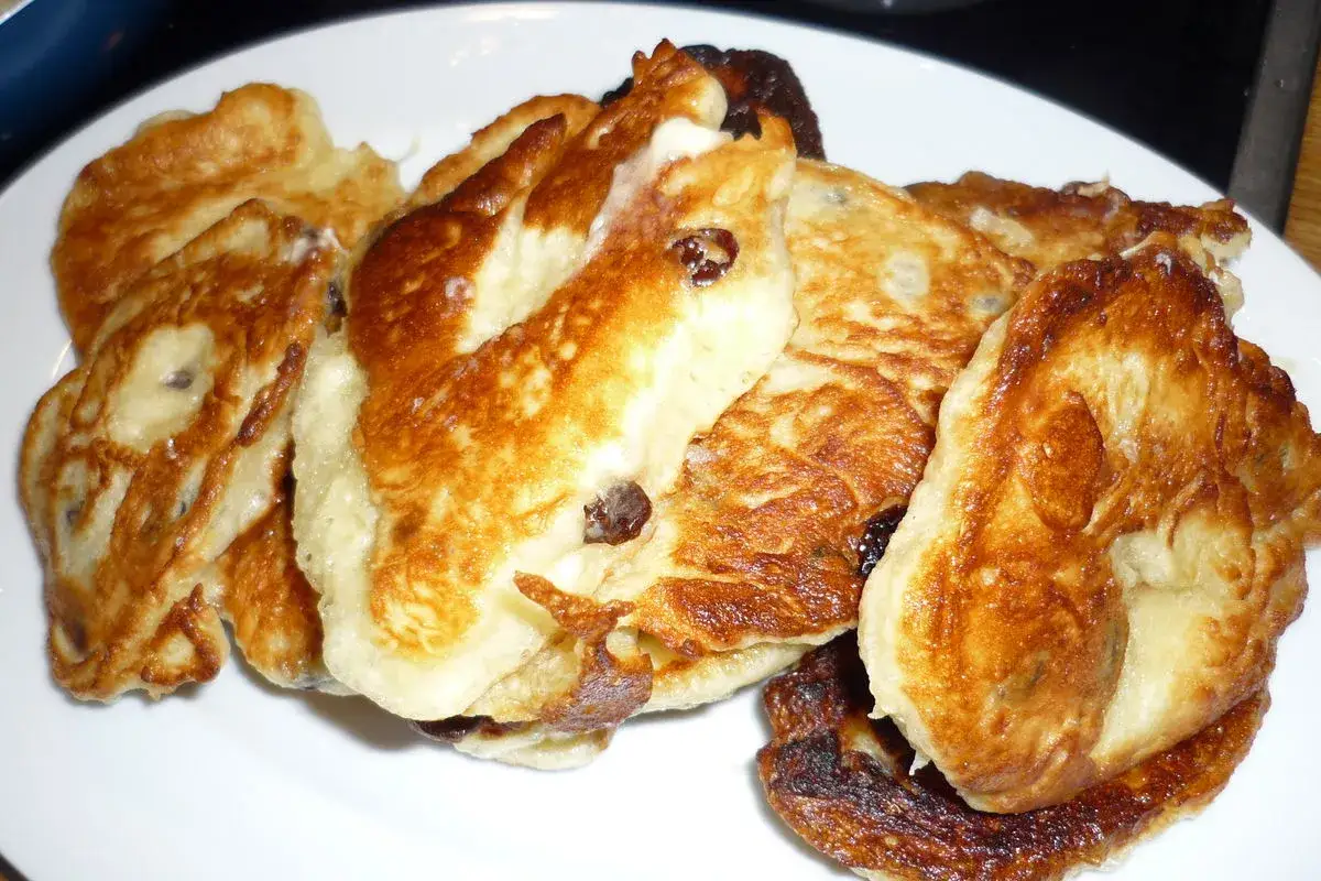 Goldbraune, fluffige Struwen mit Rosinen, ein köstliches Struwen Rezept, das nach mehr verlangt.