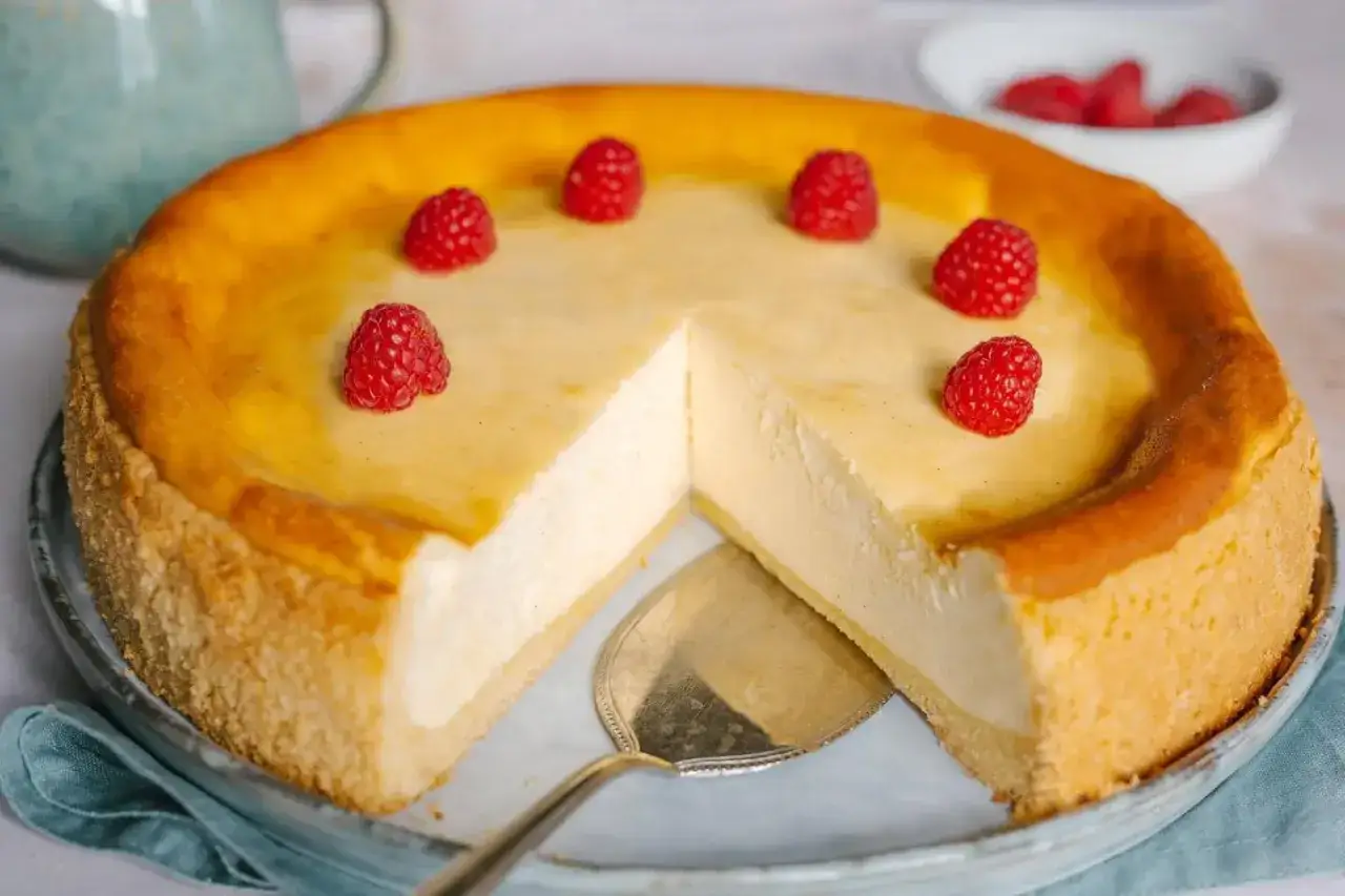 Ein köstlicher Cheesecake mit Himbeeren, perfekt für Ihr nächstes cheesecake rezept. Cremig und goldbraun gebacken.