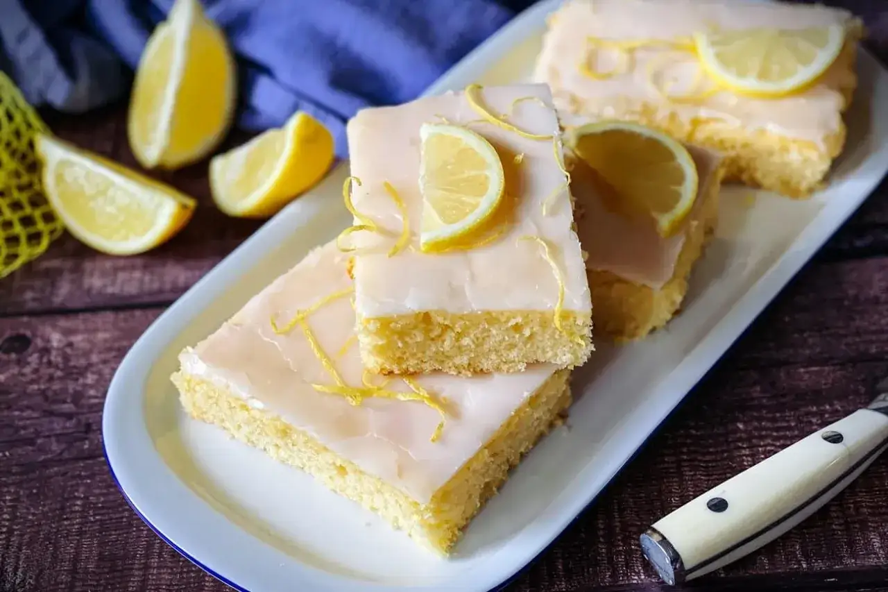 Saftiger Zitronenkuchen mit Zuckerguss und frischen Zitronenscheiben. Ein einfaches zitronenkuchen rezept für den perfekten Genuss.