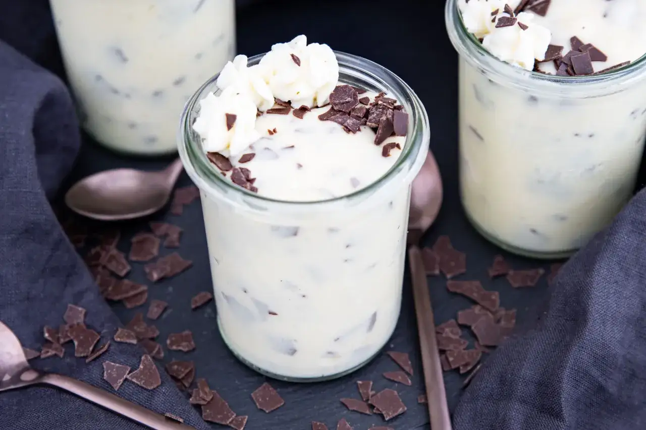 Omas Herrencreme Rezept: Cremiger Genuss in Gläsern, garniert mit Schokostückchen und Sahnetupfern.
