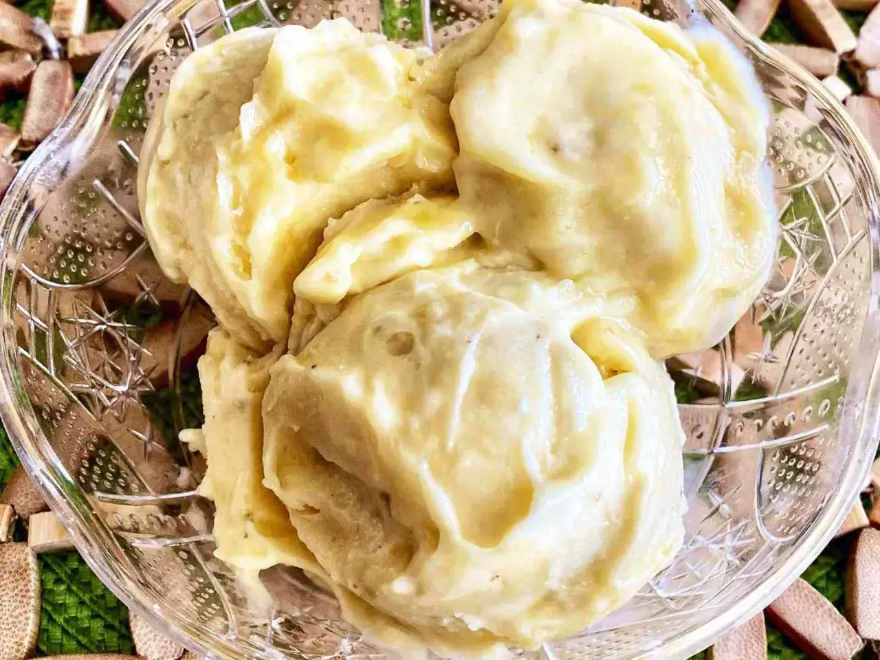 Cremiges Bananeneis, ganz einfach selber machen. Perfekt für heiße Tage!