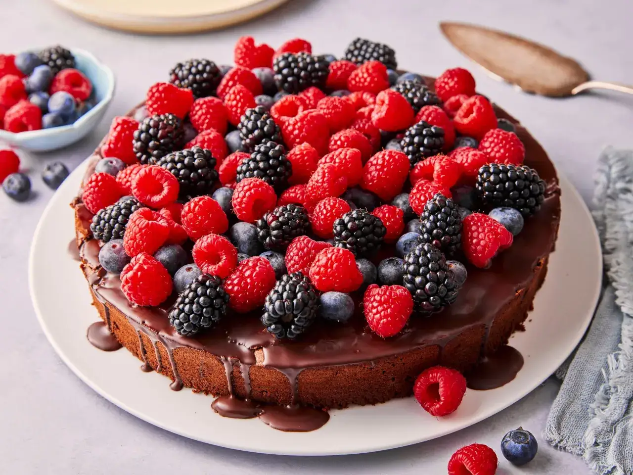 Schokoladenkuchen mit frischen Beeren, ein k&ouml;stliches Geburtstagskuchen Rezept.