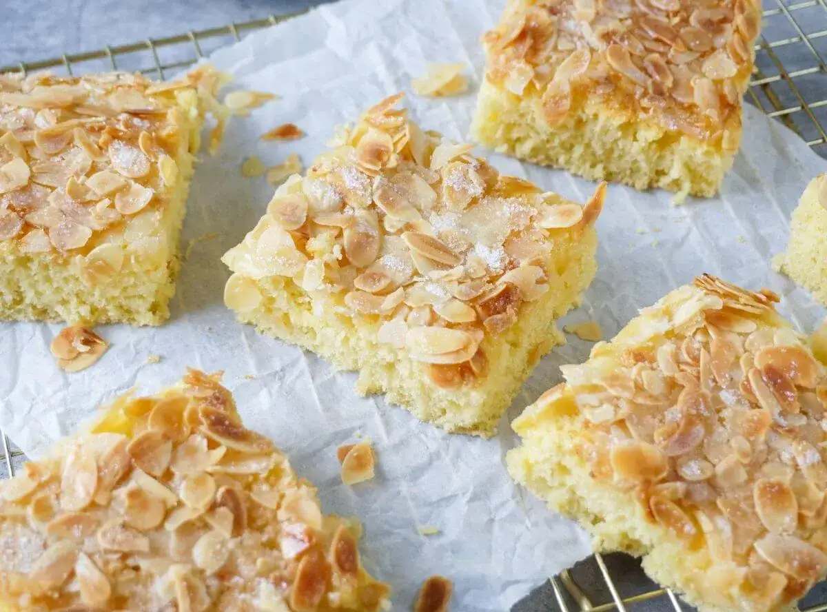 Saftiger Buttermilchkuchen mit Mandeln, goldbraun gebacken und mit Zucker bestreut. Ein Genuss für jeden Kaffeetisch.