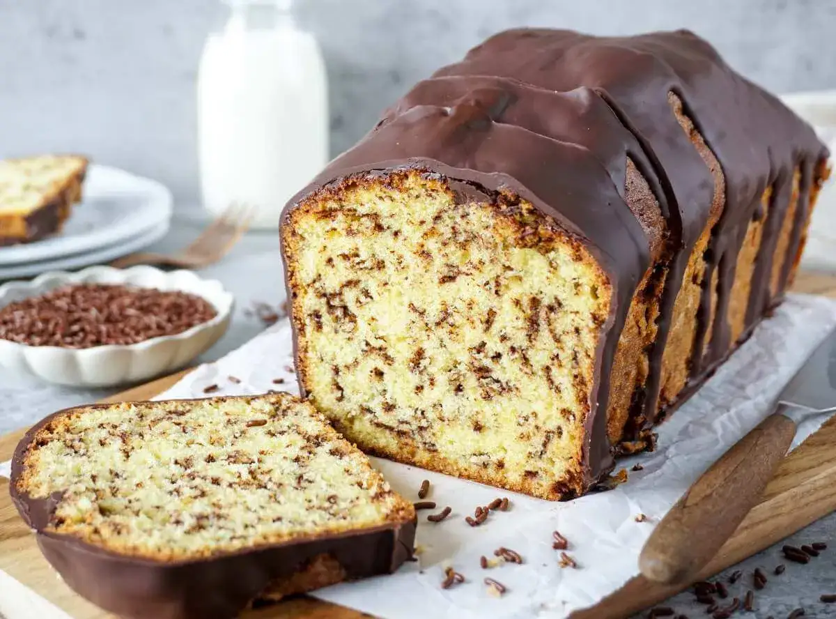 Ein saftiger Ameisenkuchen mit Schokoladenglasur, perfekt f&uuml;r das n&auml;chste Kaffeekr&auml;nzchen. Dieses Ameisenkuchen Rezept ist ein Genuss!