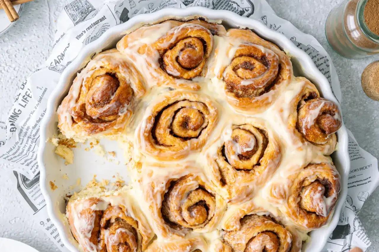 Frisch gebackene Zimtschnecken mit Zuckerguss, ein köstliches Zimtschnecken Rezept für jeden Anlass.