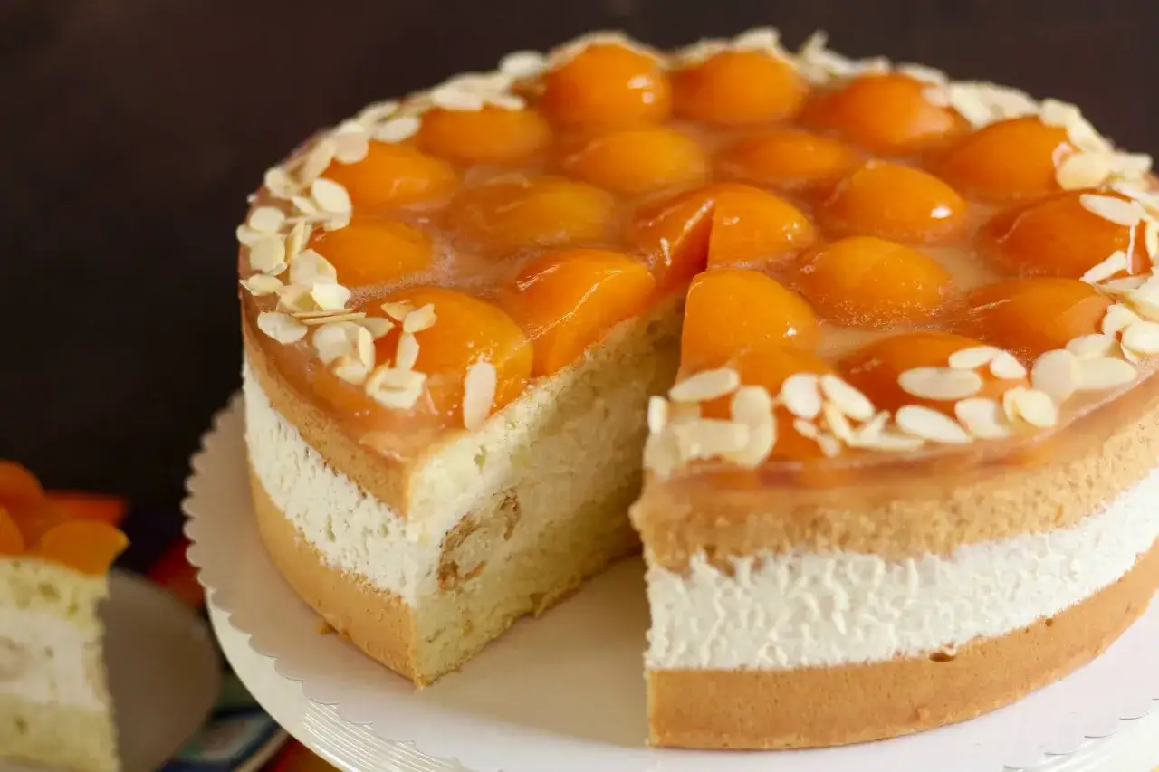 Eine k&ouml;stliche Windbeutel Torte mit Aprikosen und Mandelsplittern, geschichtet mit Sahne und Biskuit. Ein Genuss f&uuml;r Augen und Gaumen.