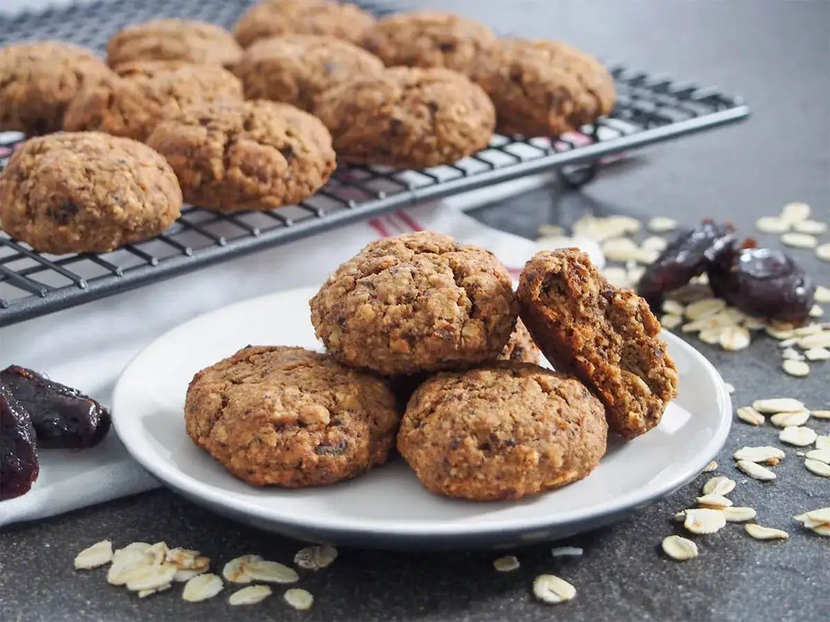 Saftige Kekse ohne Zucker, gebacken mit Haferflocken und Datteln. Ein gesunder Genuss für zwischendurch.
