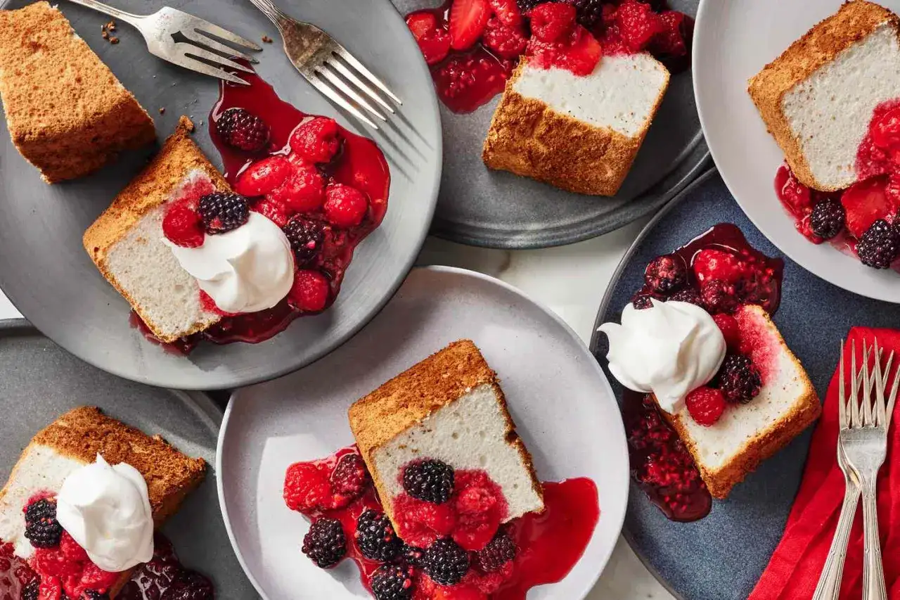 St&uuml;ck Biskuitrolle mit Beeren und Sahne. Ein schnelles Dessert, das immer schmeckt.