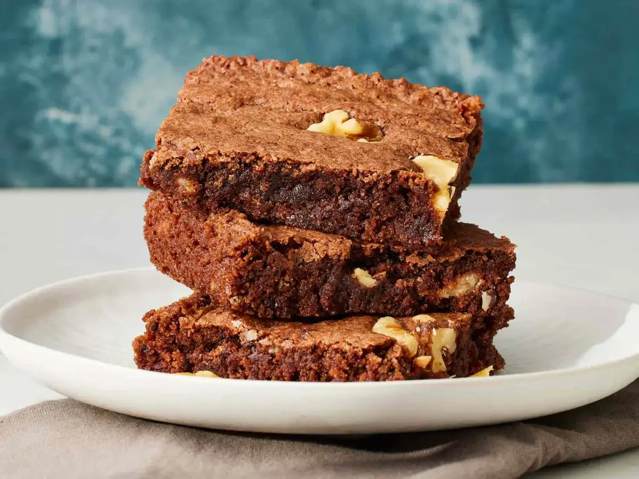 Gestapelte Brownies mit Walnüssen, perfekt für ein einfaches brownie rezept.