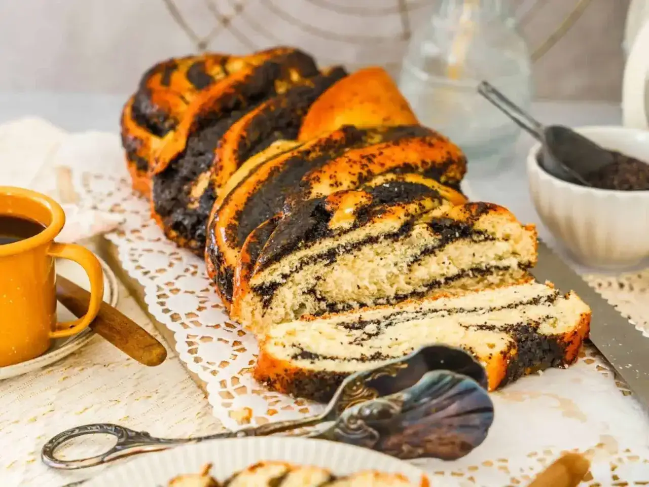 Ein k&ouml;stlicher Mohnzopf, perfekt f&uuml;r ein Fr&uuml;hst&uuml;ck oder Kaffeepause. Dieses Mohnzopf Rezept ist einfach und gelingt immer.