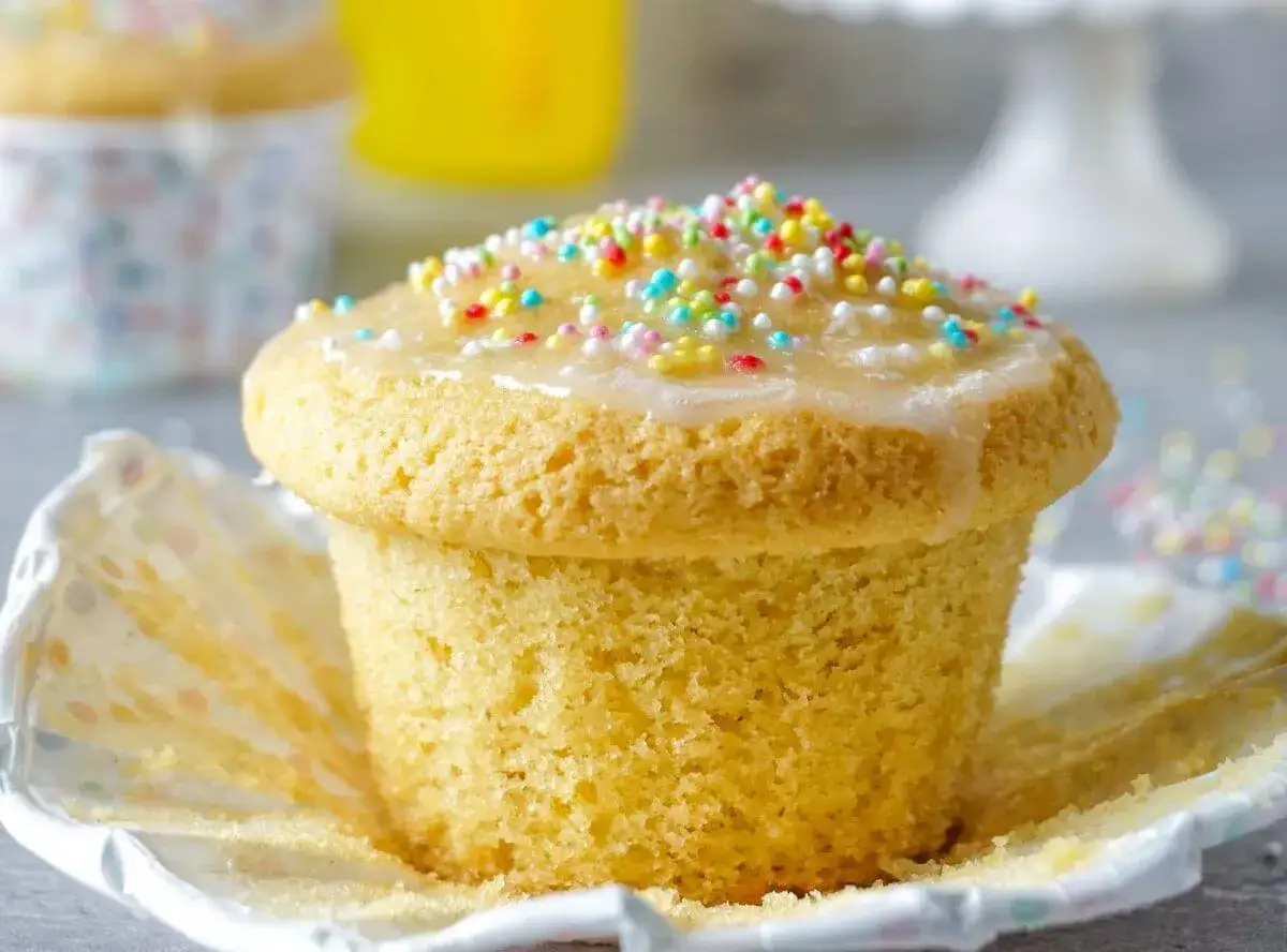 Ein Fanta Muffin mit Zuckerguss und bunten Streuseln, bereit zum Genie&szlig;en.