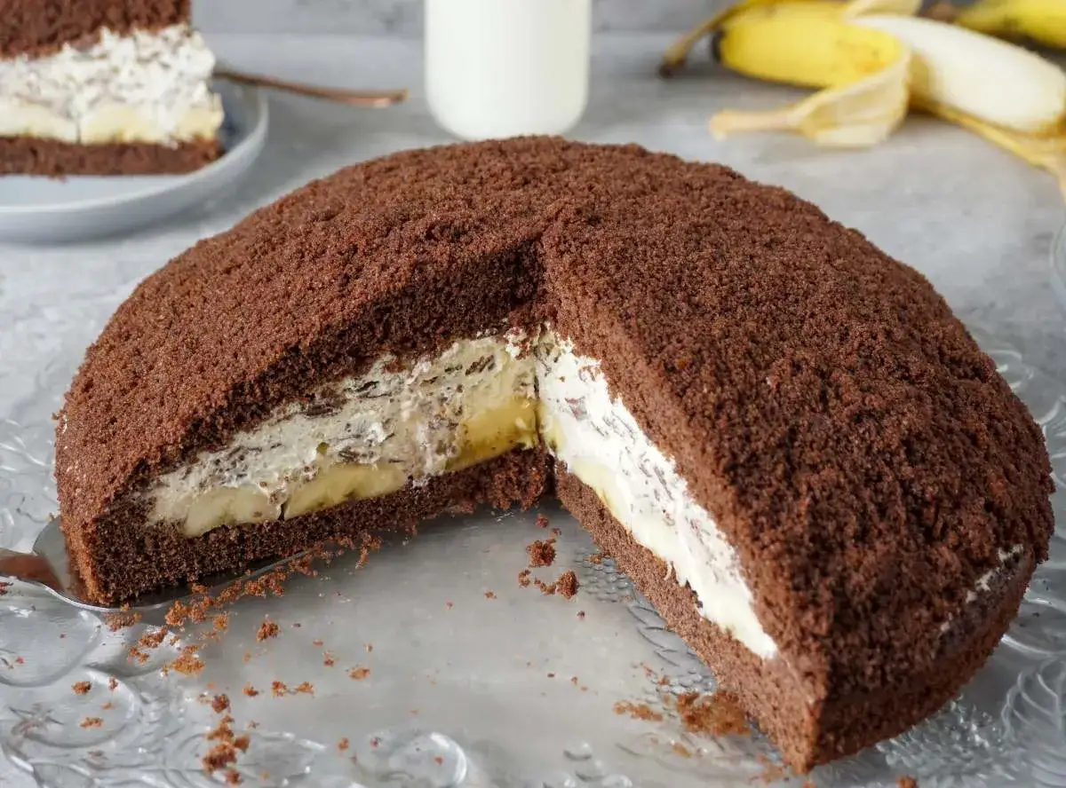 Schokoladiger Maulwurfkuchen mit Bananen und Sahne. Ein k&ouml;stliches Maulwurfkuchen Rezept, das jeden begeistert.