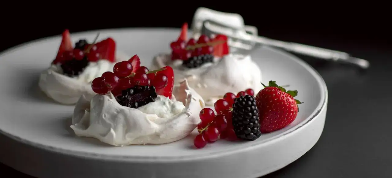 Pavlova-H&auml;ppchen mit frischen Beeren, ein k&ouml;stliches Rezept f&uuml;r den Sommer.