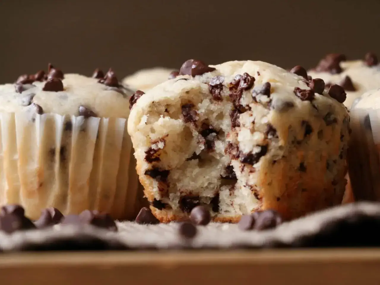 Saftige Schoko-Muffins, perfekt für ein schnelles Muffins Rezept. Ein Bissen verrät das köstliche Innere.