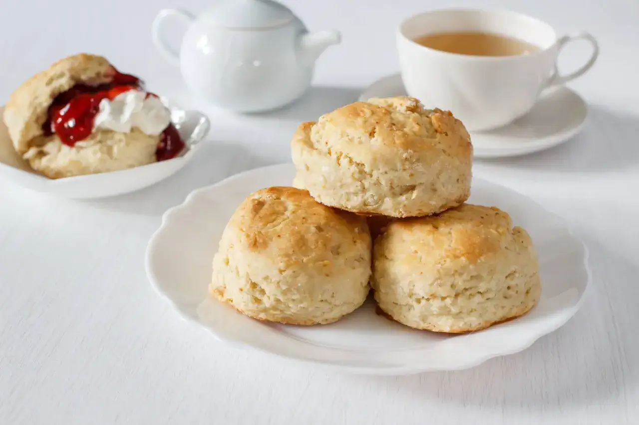 Goldbraune Scones, perfekt für ein Tee-Erlebnis. Dieses Scones Rezept ist ein Genuss!