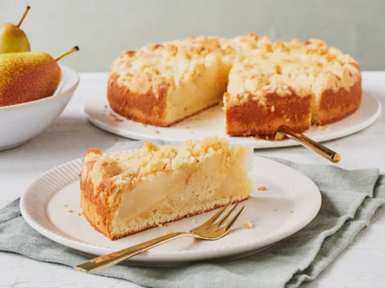 Ein saftiger Birnenkuchen mit Streuseln, perfekt f&uuml;r ein gem&uuml;tliches Nachmittagskaffee. Dieses Birnenkuchen Rezept ist ein Genuss!