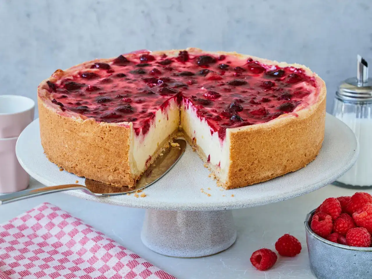 Ein k&ouml;stlicher Himbeer Schmand Kuchen mit einem knusprigen Boden und saftiger F&uuml;llung, belegt mit frischen Himbeeren.