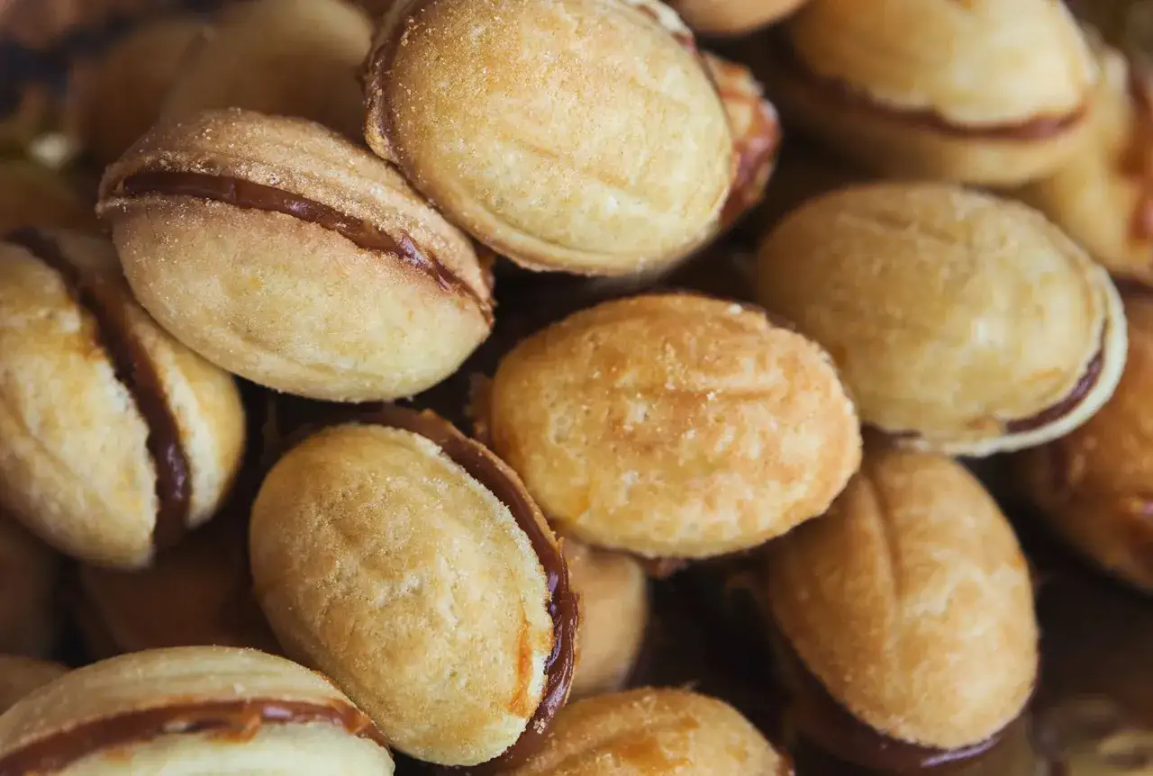 Nahaufnahme von Oreschki, gef&uuml;llt mit s&uuml;&szlig;er Karamellcreme. Ein k&ouml;stliches Oreschki Rezept zum Nachbacken.