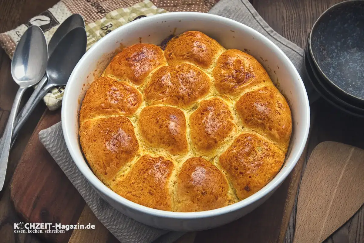 Frisch gebackene Buchteln im Auflaufform, goldbraun und duftend. Ein köstliches Rezept für süße Momente.