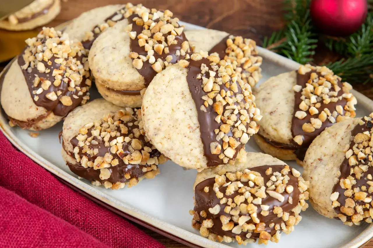 Leckere Nutella Kekse mit gehackten Nüssen, perfekt für die Weihnachtszeit.