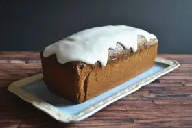 Ein saftiger Mohnkuchen mit Zuckerguss, perfekt für Ihr nächstes Mohnkuchen Rezept.