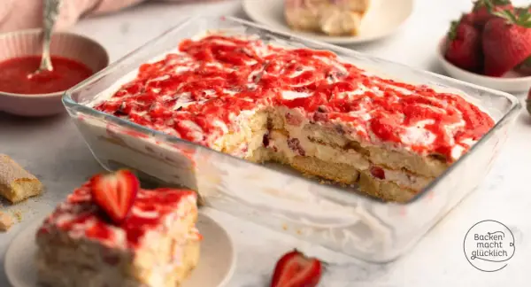 Ein saftiges Erdbeer Tiramisu in einer Glasform, geschichtet mit Löffelbiskuits, Creme und frischen Erdbeeren, verlockt zum Genuss.