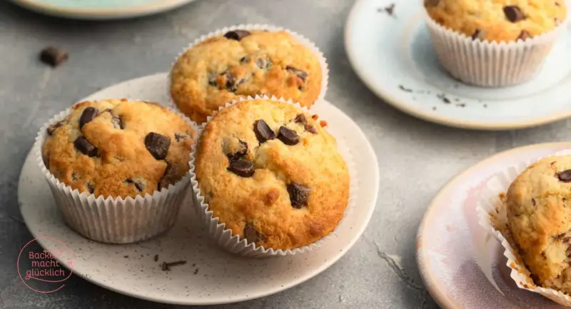 Saftige Schoko-Muffins, perfekt für ein schnelles Muffins Rezept. Sie sehen köstlich aus und laden zum Reinbeißen ein.