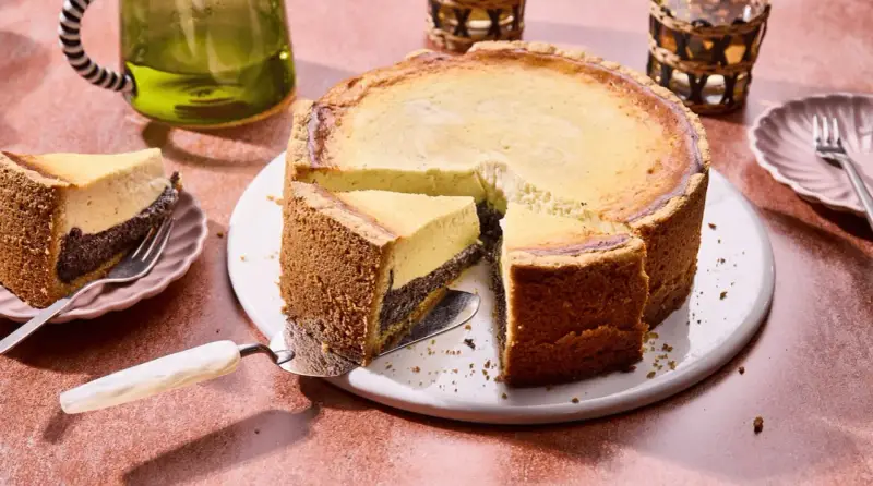 Ein köstlicher Frau Holle Kuchen mit Mohnfüllung und cremigem Käsekuchen.