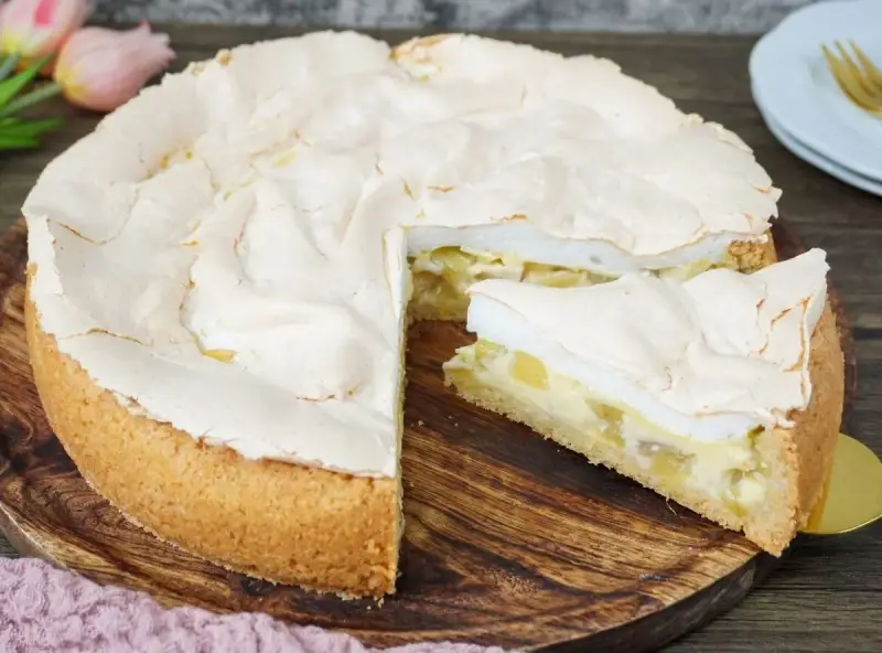 Ein köstlicher Rhabarberkuchen mit Baiser, dessen fluffige Haube perfekt zur fruchtigen Füllung passt.